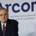 Qui finance l’ARCOM et pourquoi cela compte ?